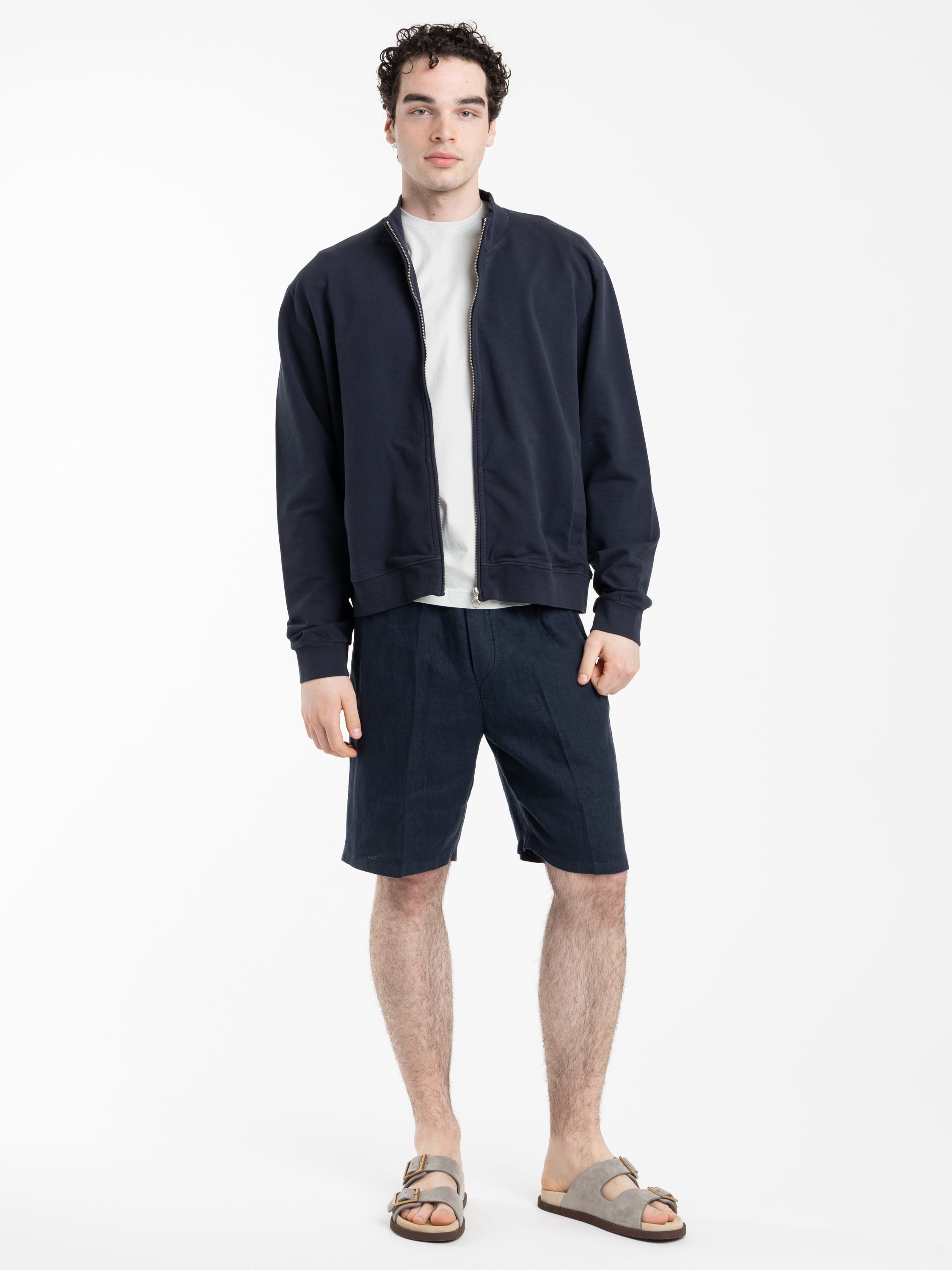 04651 / A trip in a bag – The Helm Clothing