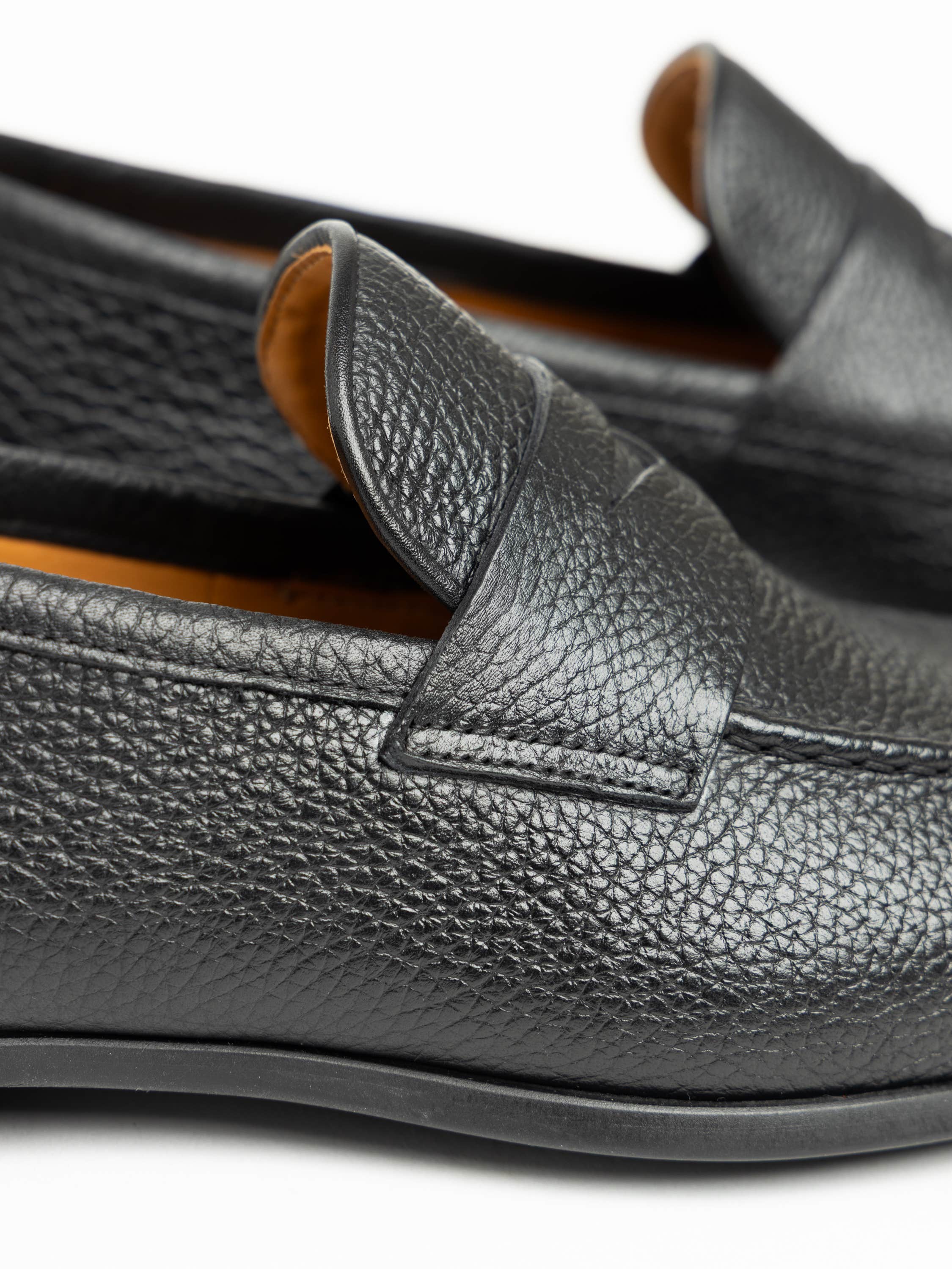 Diezma II Black Leather Loafer